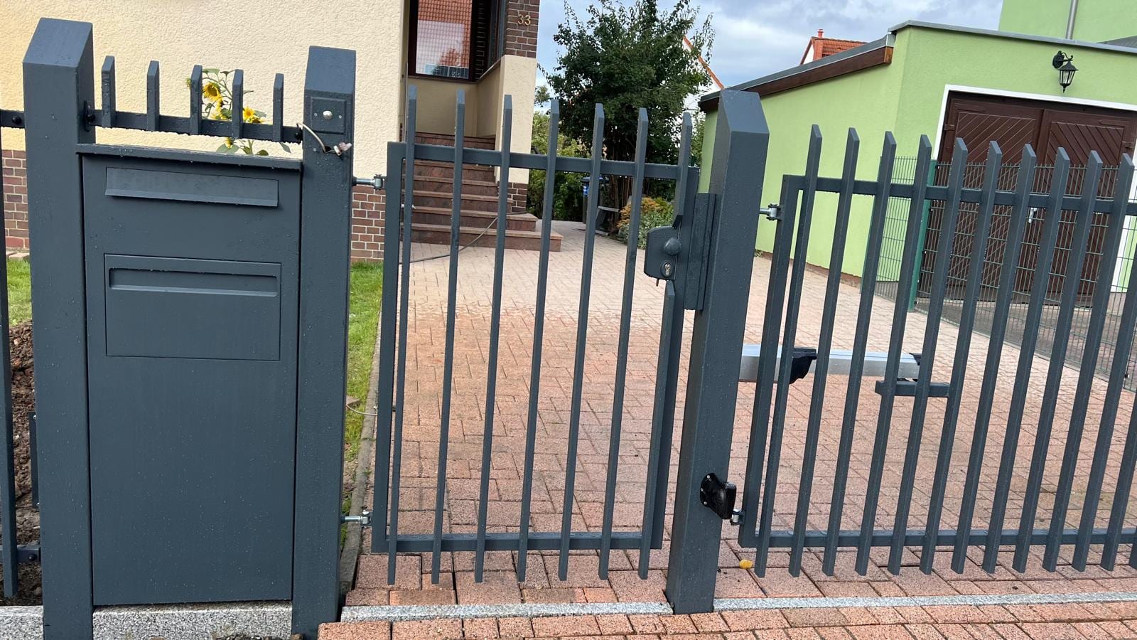 Palisaden-Pforte mit Briefkasten, motorisiertes Schiebetor