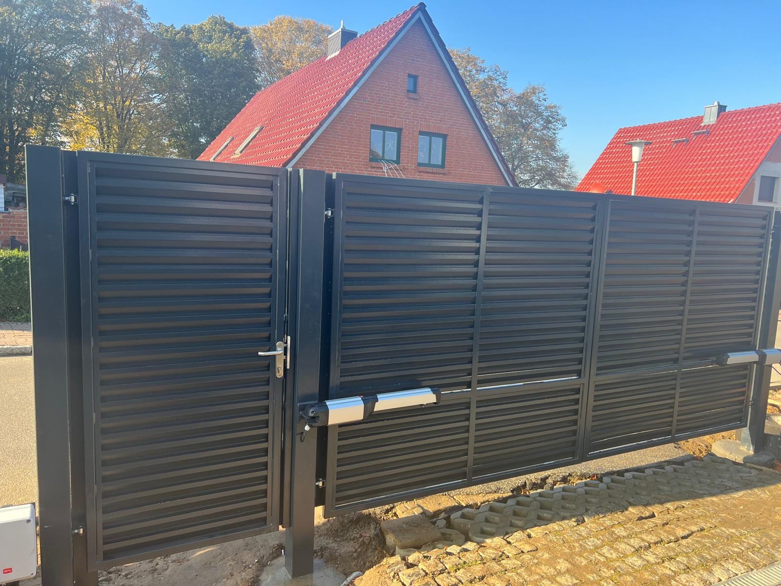 Doppelflügeltor mit Lamellen-Sichtschutz und Pforte, Anthrazit
