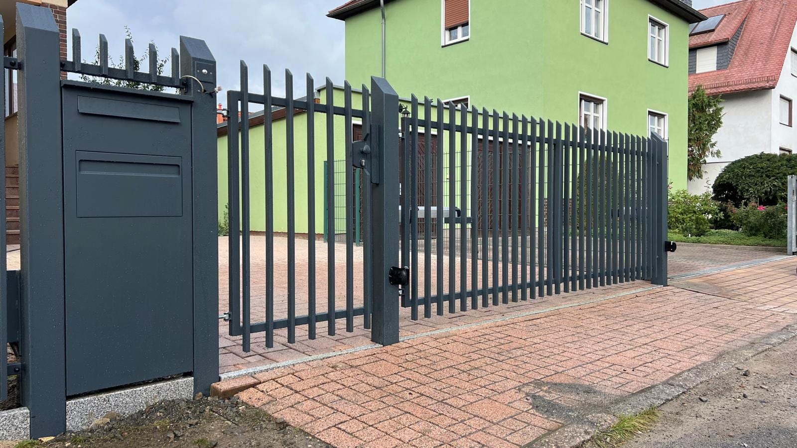 Palisaden-Schiebetor mit Pforte und Briefkasten, Anthrazit