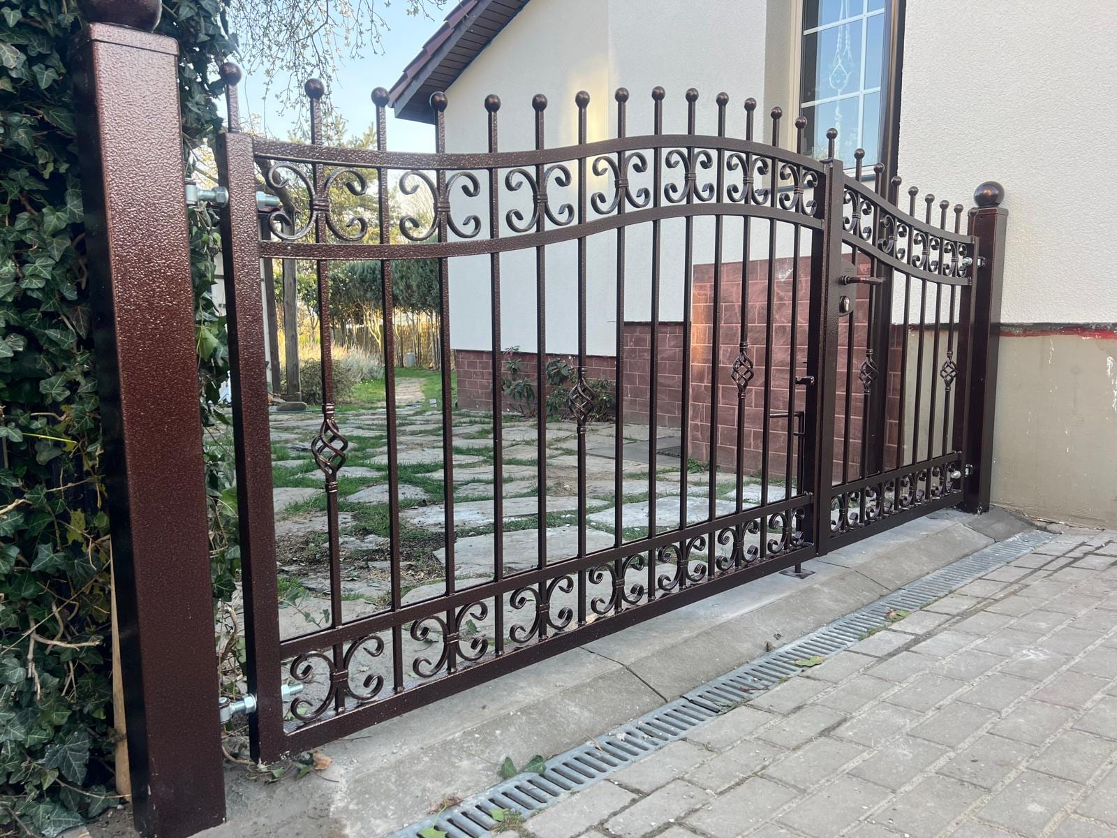 Schmiede-Doppeltor mit Bogen und S-Schnecken in Kupferbraun