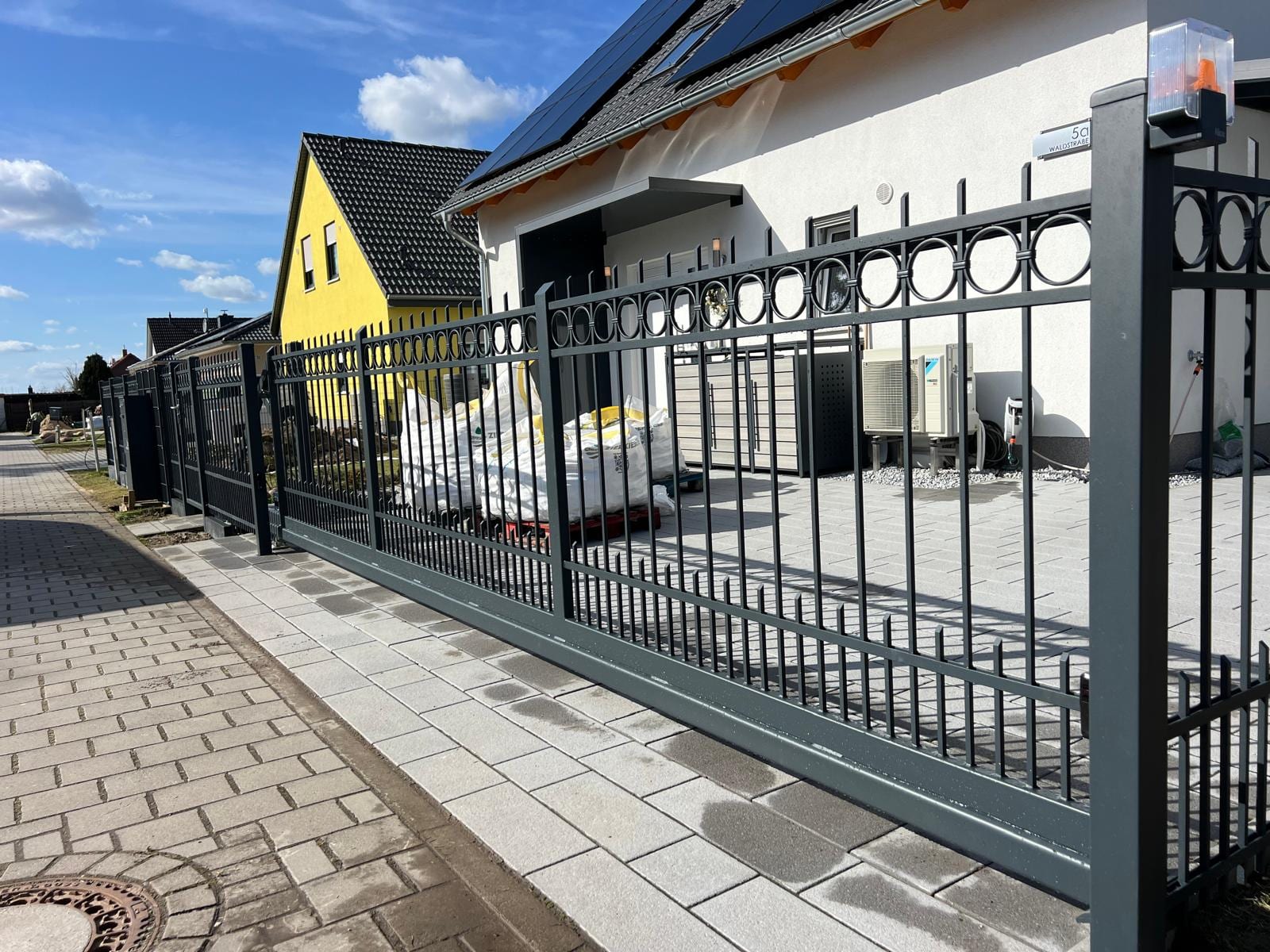 Schmiede-Schiebetor mit Kreis-Ornamenten in Anthrazit