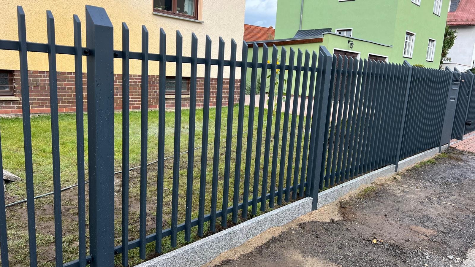 Langer Palisadenzaun in Anthrazit, vertikale Stäbe