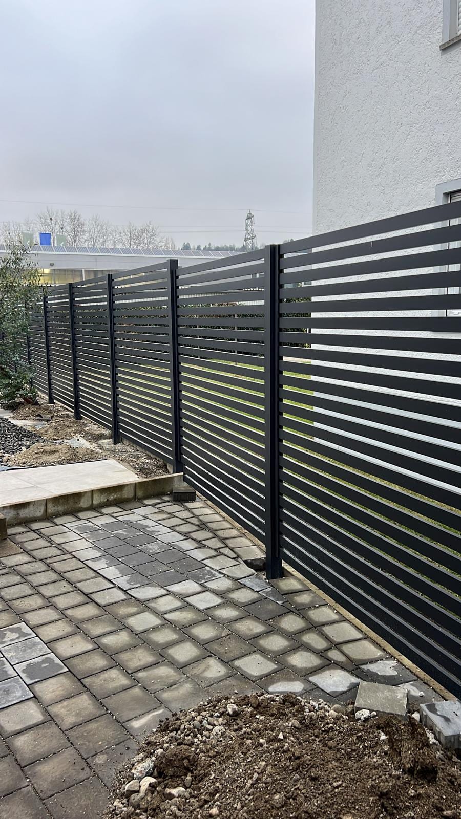 Querlatten-Zaun in Anthrazit von der Gartenseite